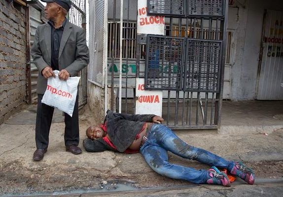 This Is Too Bad!! People Stood By While This Man Was Stabbed To Death In SA [See Photos]